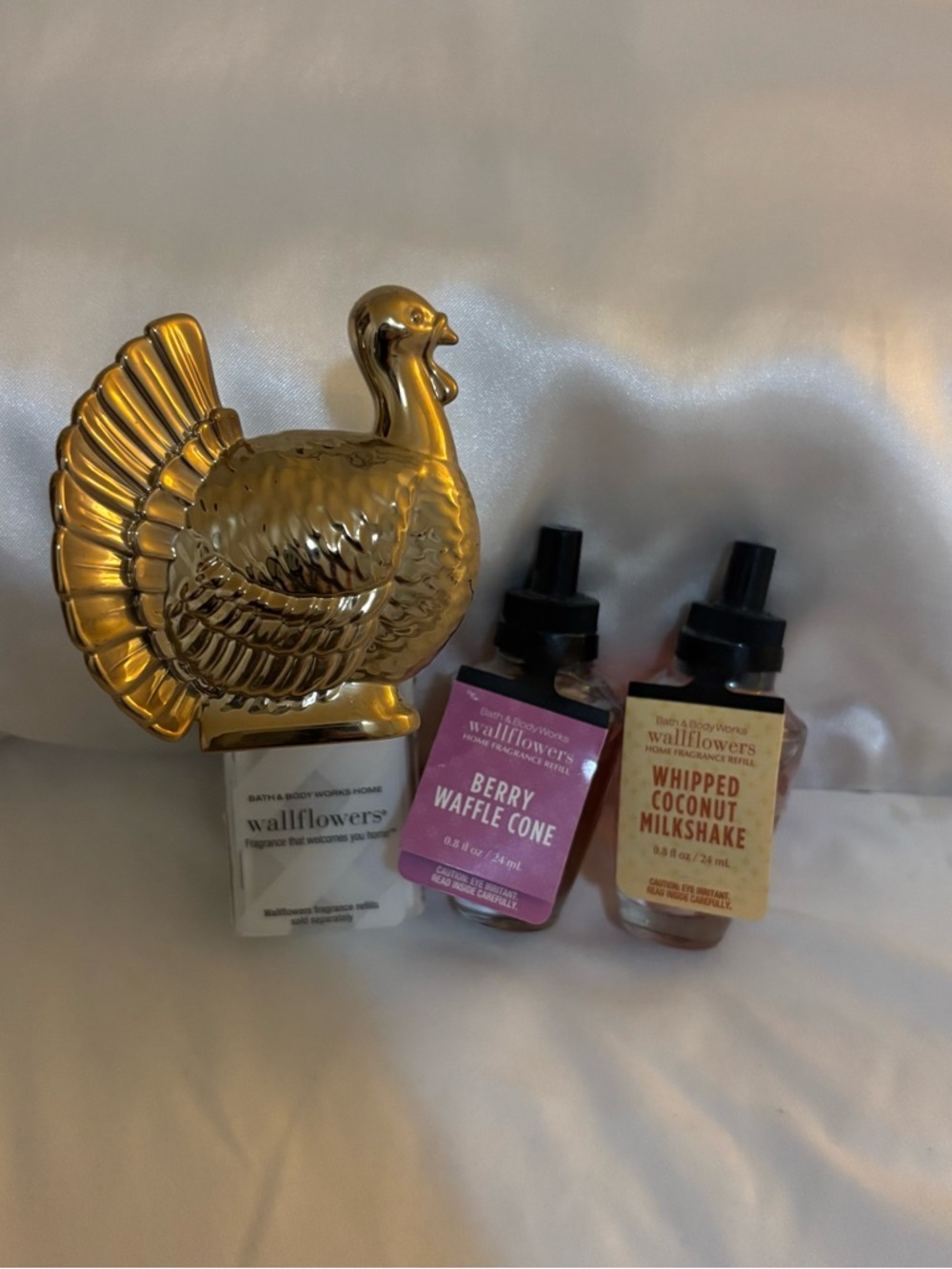 Bath & Body Works Gold Turkey Wallflower Plug with 2 Refills